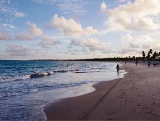 praia no pôr do sol em porto de galinhas