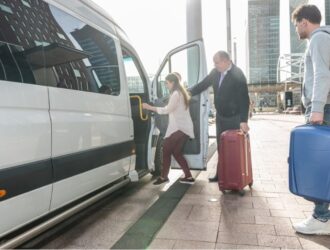 três pessoas carregando malas de viagem usando o serviço de shuttle
