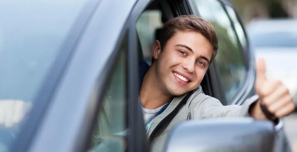 Joven alegre por estar ahorrando dinero con el combustible