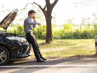 carro quebrado no meio da estrada