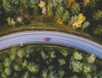 vista aérea de carro em estrada