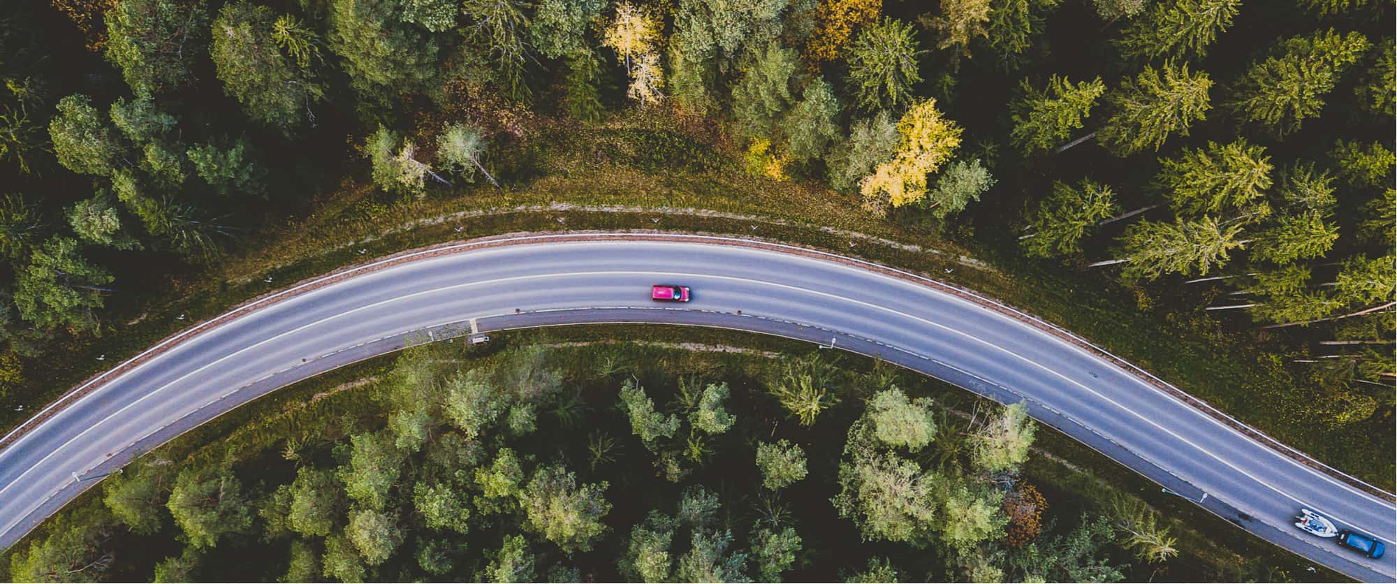 vista aérea de carro em estrada