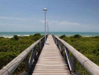 Ponte que leva à praia em Governador Celso Ramos, Santa Catarina
