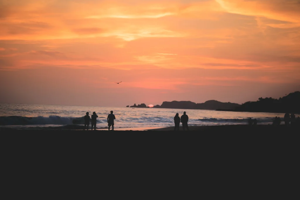 silueta de gente en la playa Ixtapa-Zihuatanejo, una de las mejores playas de México, durante el atardecer.