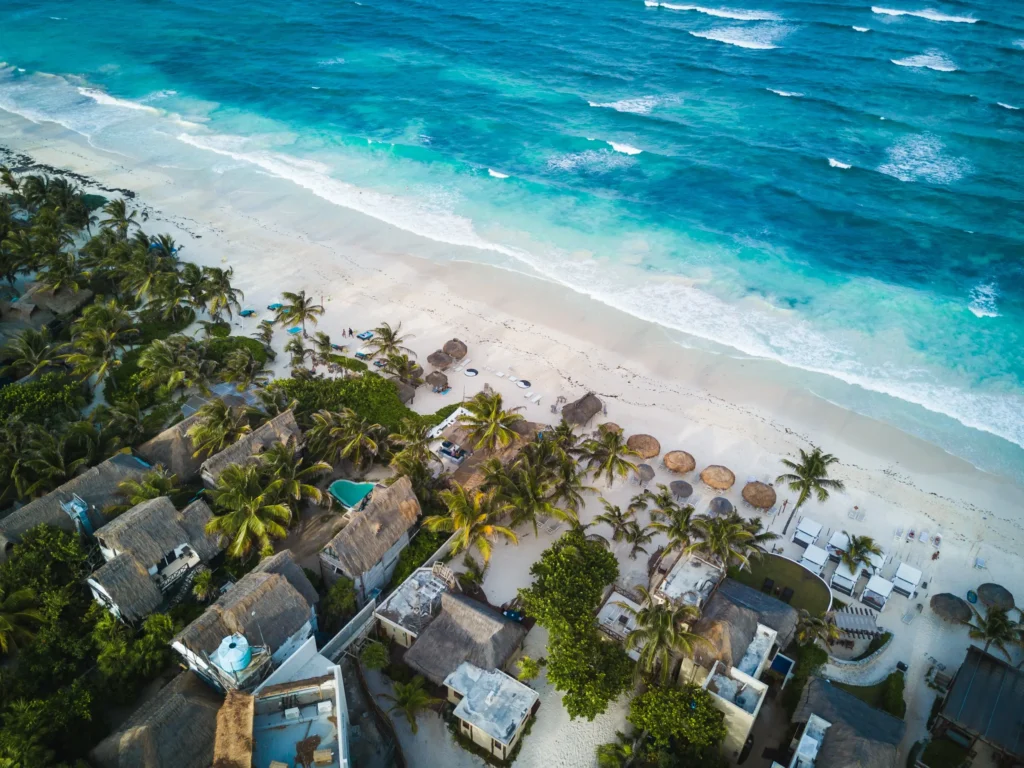 Fotografía aérea de casas cerca del mar de Tulum, una de las mejores playas de México.