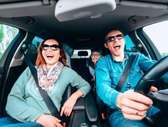 casal e criança em carro