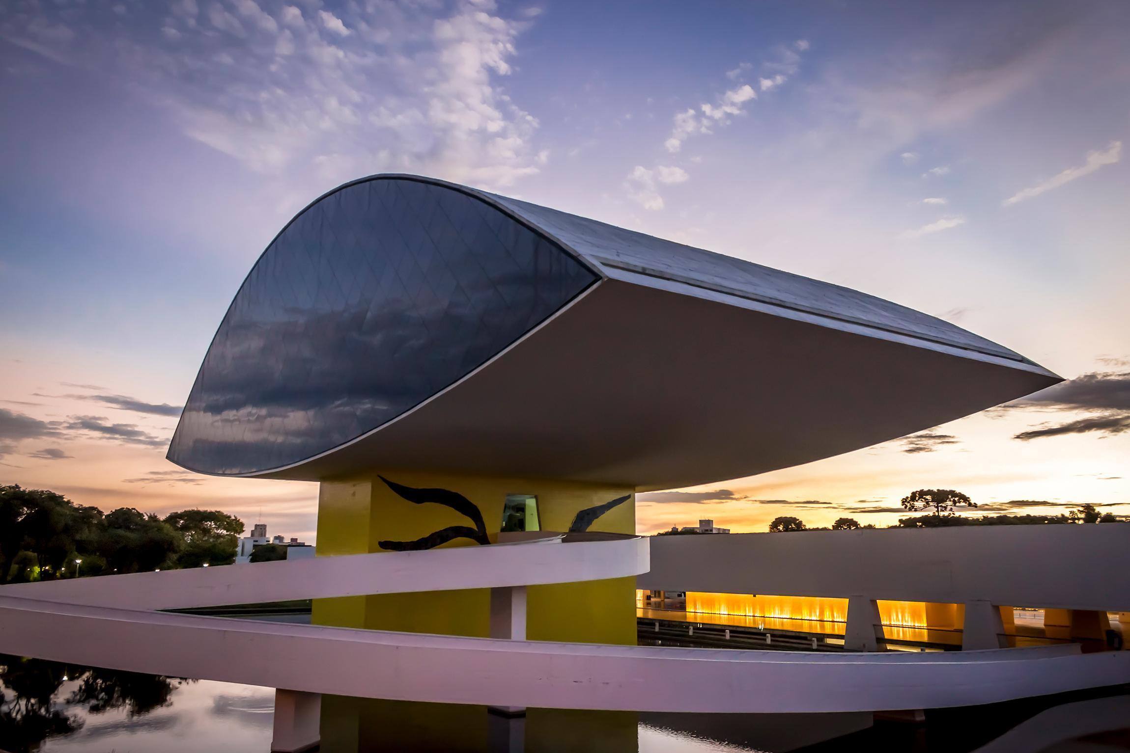 museu oscar niemeyer por do sol em curitiba