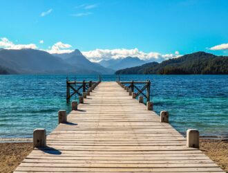 ponte de madeira em lago na rota dos 7 lagos