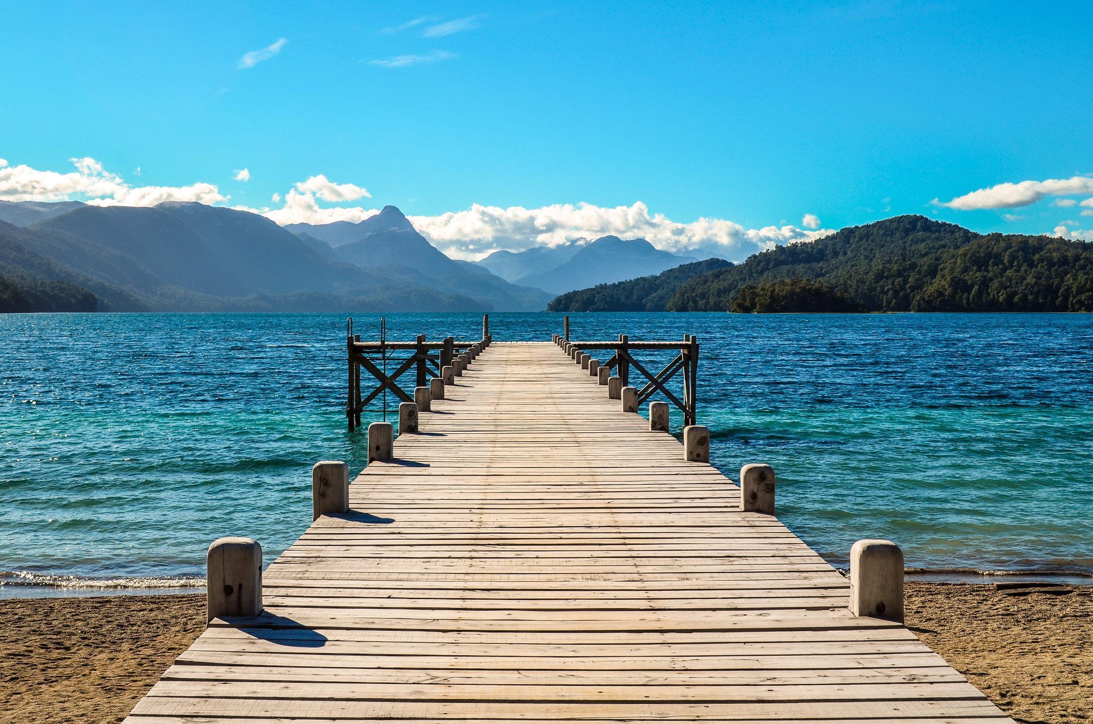 ponte de madeira em lago na rota dos 7 lagos