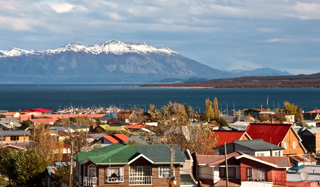 Puerto Natales, una de las ciudades del viaje a la Patagonia, vista de arriba, con las montañas de nieve al fundo.