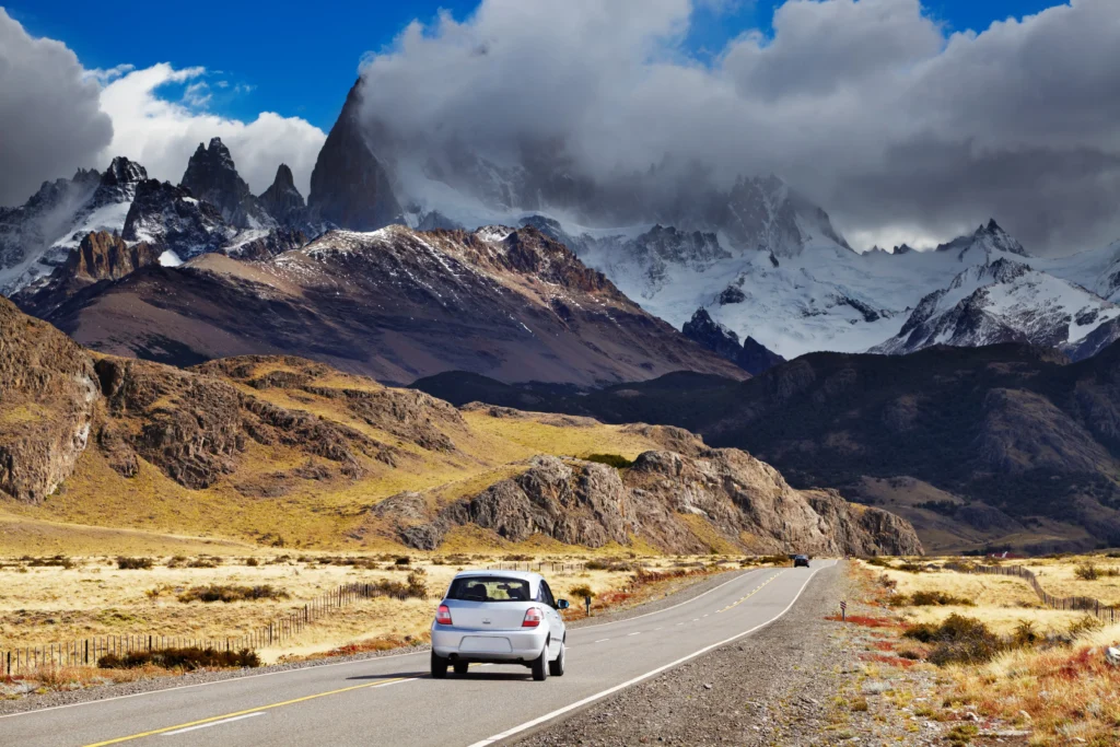Carro na estrada com vista para o famoso Monte Fitz Roy, en El Chaltén. 