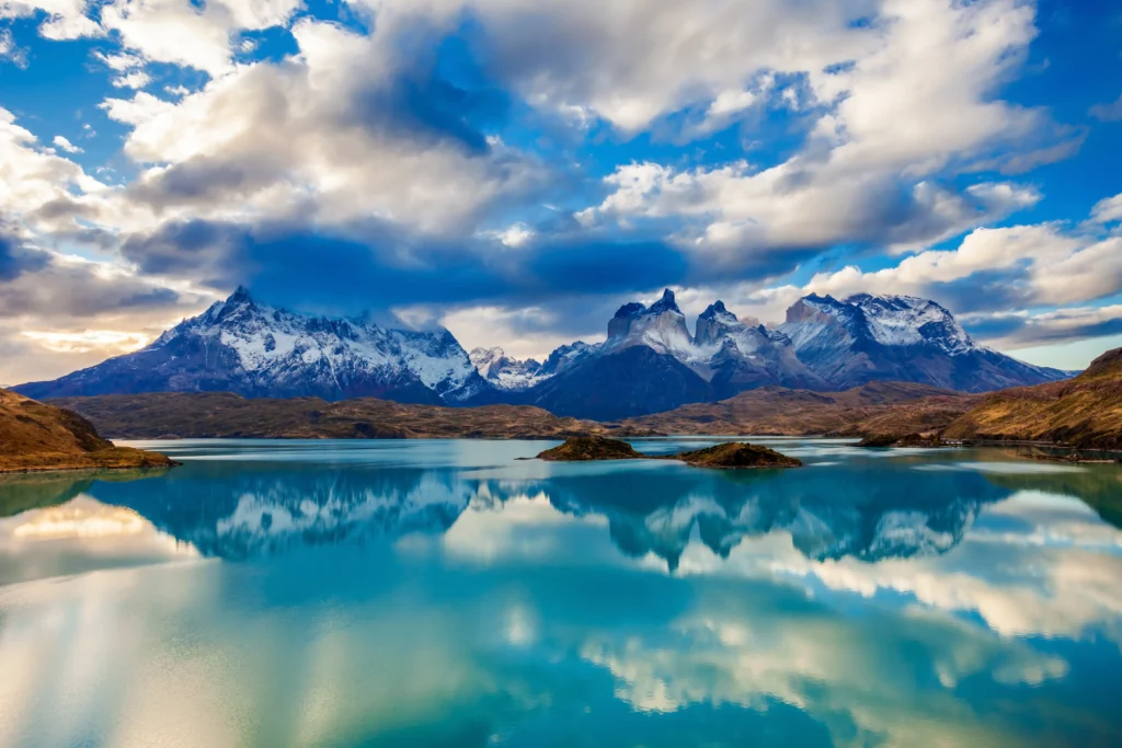 Parque Nacional Torres del Paine reflejado en el lago. 