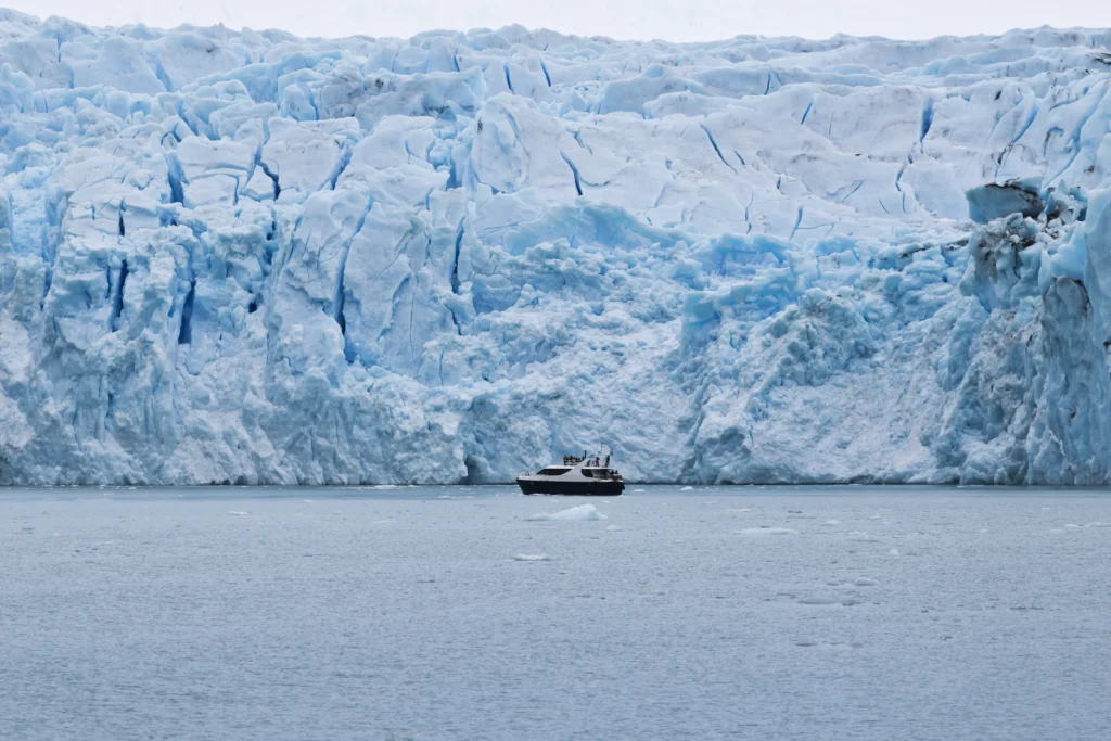 Barco frente al glaciar Upsala en el lago de la Patagonia Argentina. 
