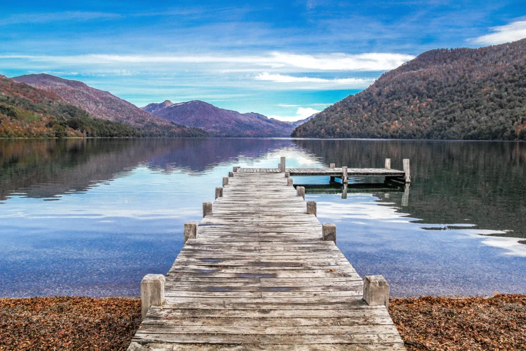 Pequeño puente sobre el hermoso lago, uno de los tantos lugares que puedes encontrar en el camino de los 7 lagos en auto.