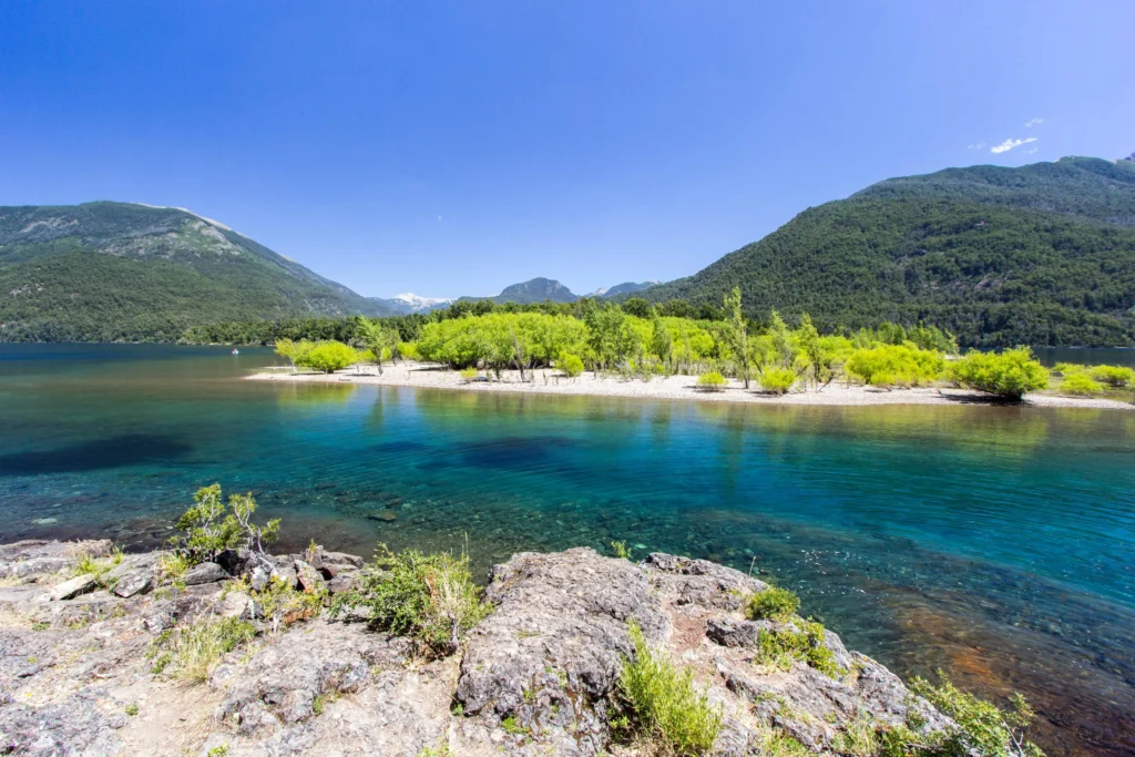 Foto del lago Lácar, uno de los maravillosos paisajes que vas a encontrar en el camino de los 7 lagos, con agua turquesa y lindas vegetaciones. 