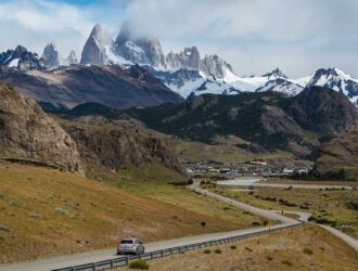 carro passando por ruta 40 na argentina