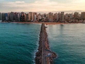 vista aérea de praia em fortaleza