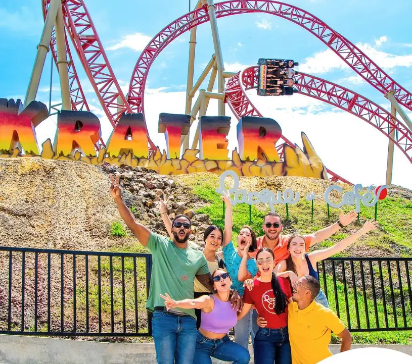 Foto de viajeros divirtiéndose en el Parque del Cafe, una de las mejores cosas que hacer en el Eje Cafetero.