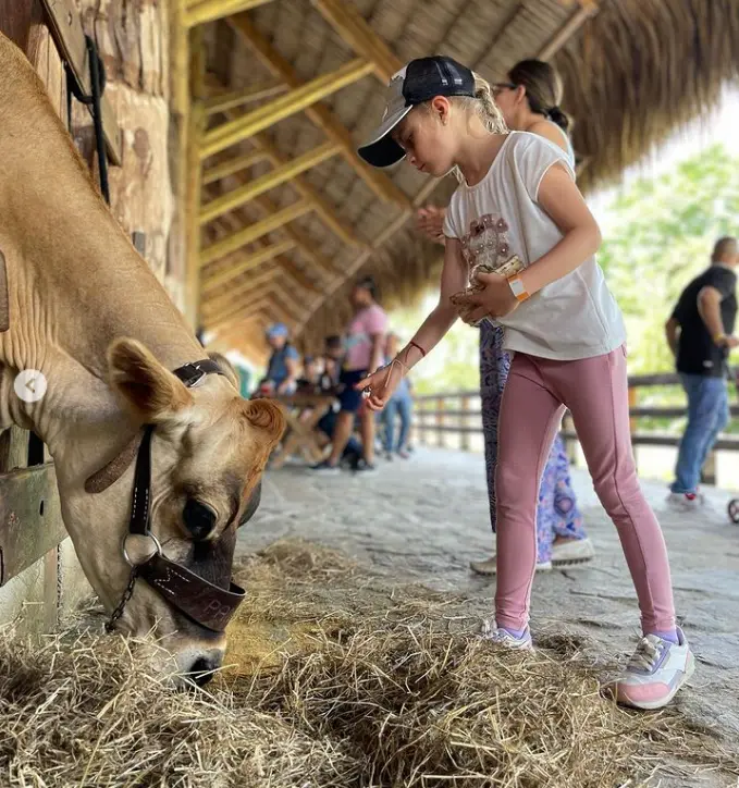 Niña mirando a animal exótico en el Parque Panaca, una de las mejores cosas que hacer en el Eje Cafetero.