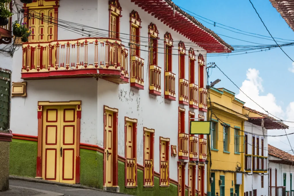 Foto de la arquitectura colonial de Salamina, una das cosas que hacer en el eje cafetero.