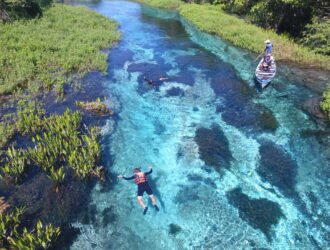 pessoas praticando flutuação no Rio Sucuri, em Bonito