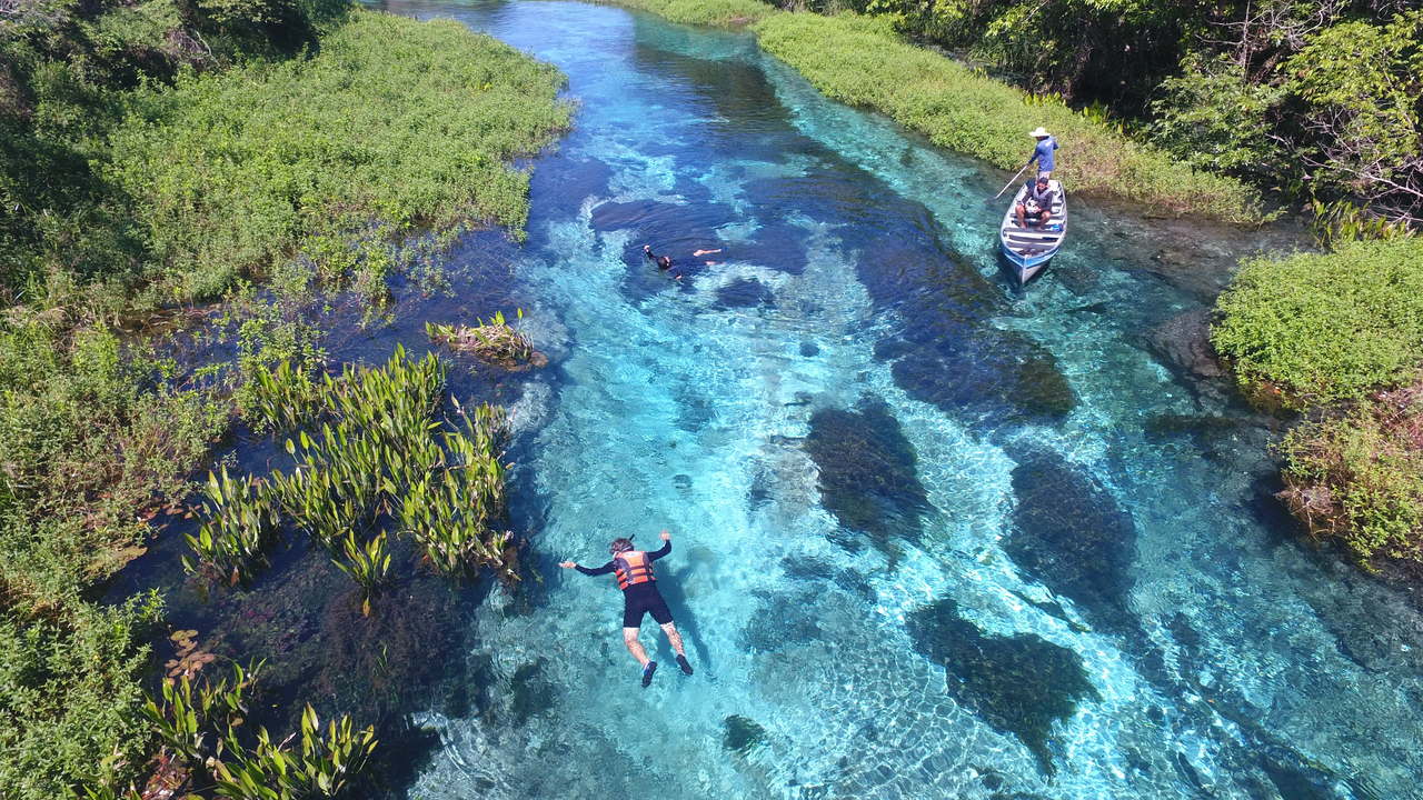 pessoas praticando flutuação no Rio Sucuri, em Bonito