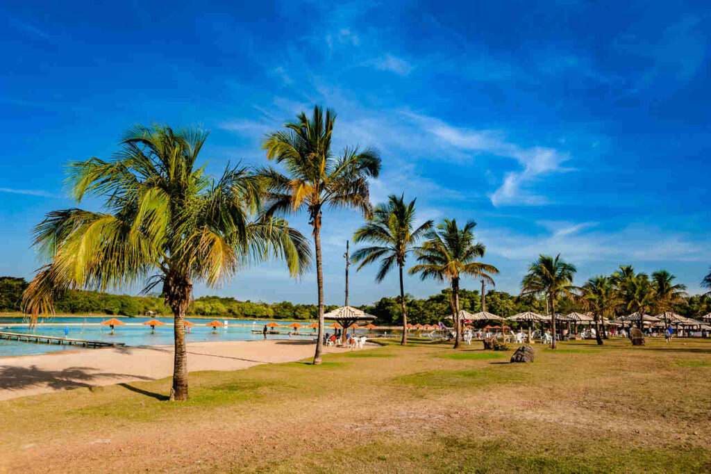 Orla da Praia da Figueira, em Bonito, Mato Grosso do Sul.