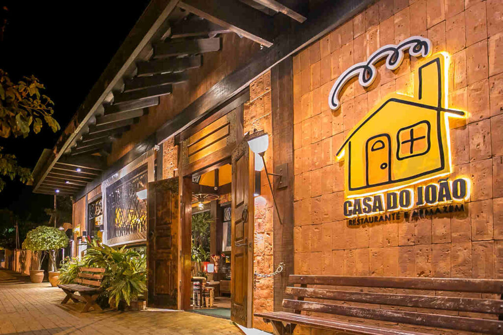 Fachada do restaurante Casa do João, localizado em Bonito. 