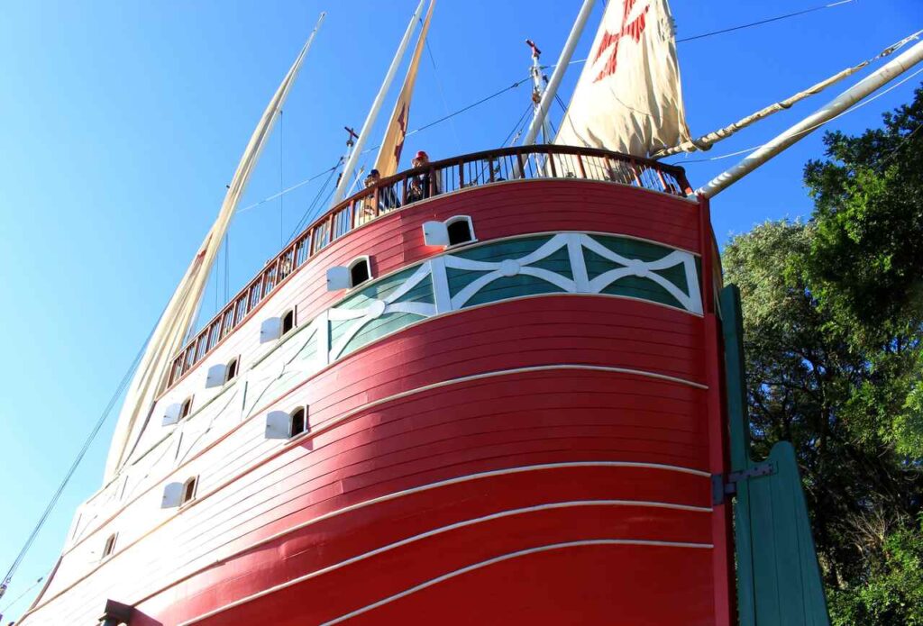 Caravela vermelha do parque Taquaral que é réplica da caravela da anunciação de Pedro Álvares Cabral
