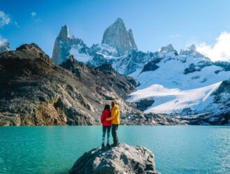 casal em ushuaia apreciando a vista