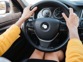 manos de mujer al volante rentar auto coronavirus