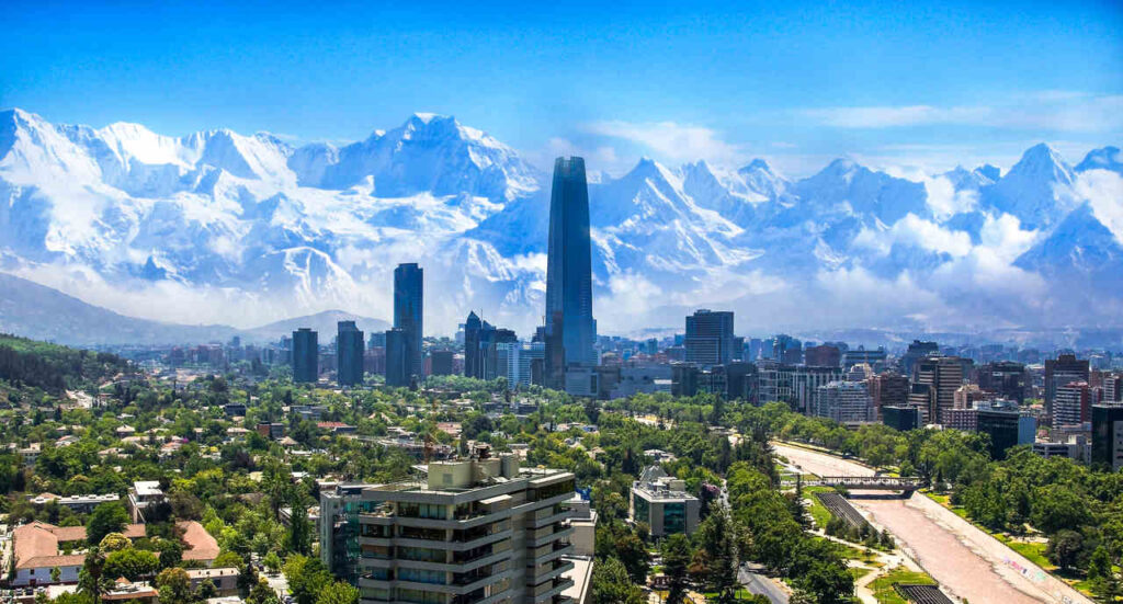 Imagem aérea de Santiago no Chile com os Andes ao fundo