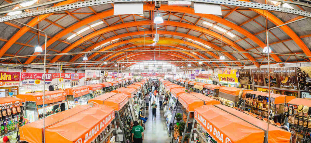 Vista geral do Mercado Municipal de Campo Grande, mostrando toda a área interna.