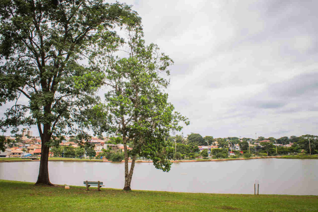 Vista diurna do lago do Parque das Nações Indígenas, em Campo Grande