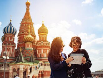 jovens olhando mapa em moscow