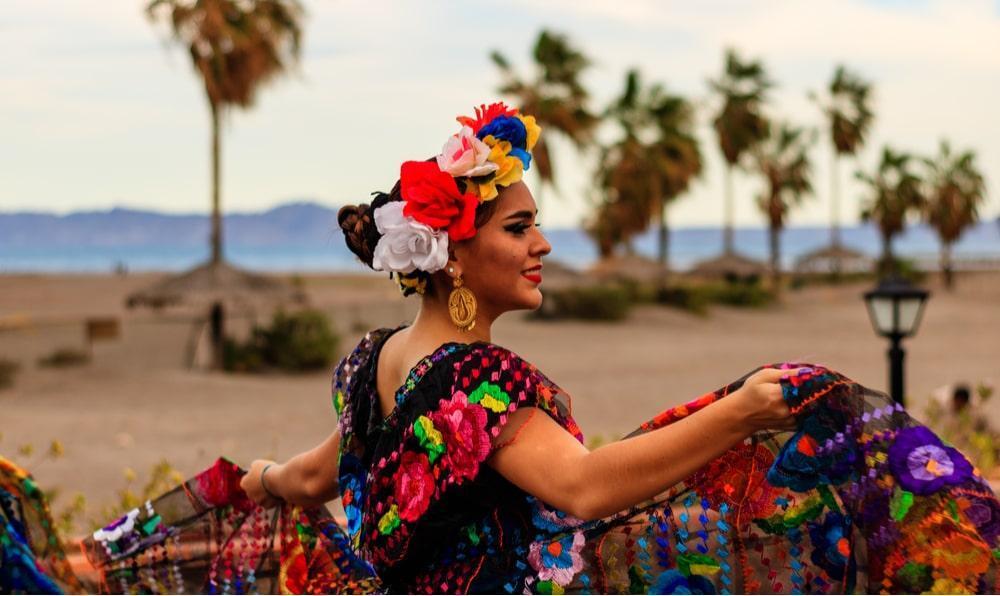dançarina em roupas típicas em loreto méxico