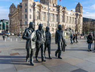 estátua dos beatles na cidade de liverpool inglaterra