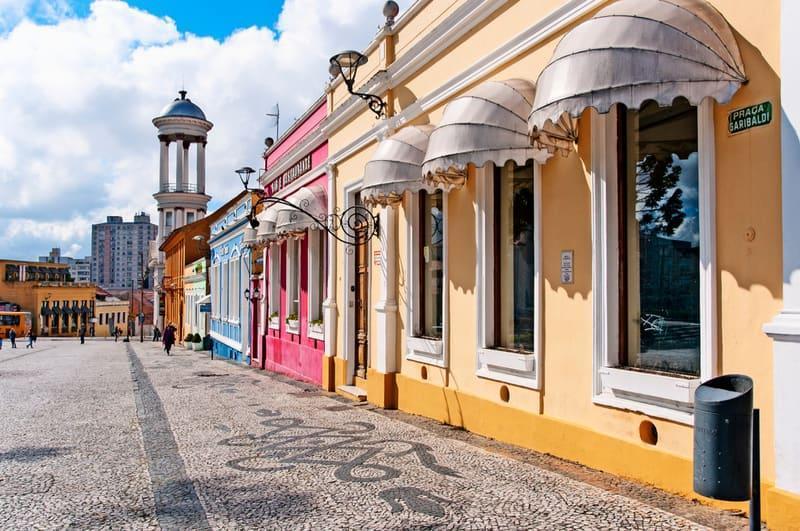 casarões coloridos no largo da ordem em curitiba