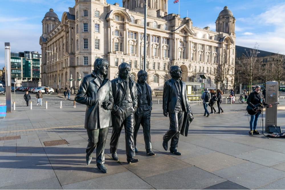 estátua dos beatles em liverpool