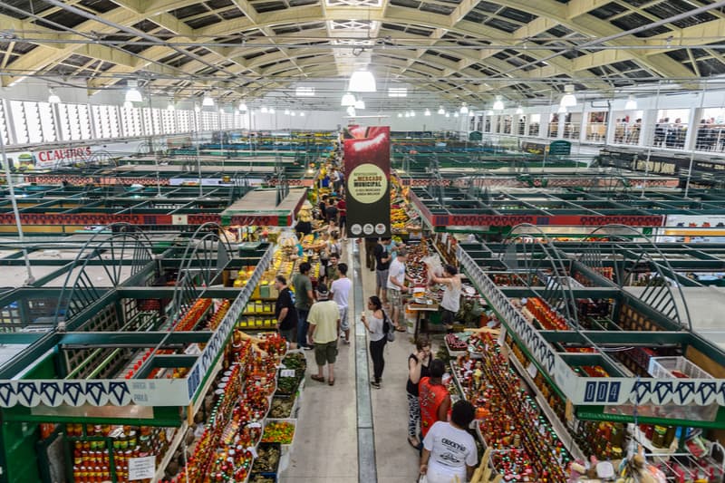 visão superior dos corredores de frutas e verduras do mercado municipal de curitiba