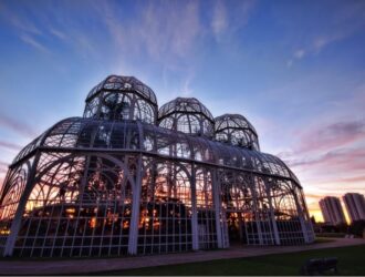 estufa do jardim botânico de curitiba no por do sol
