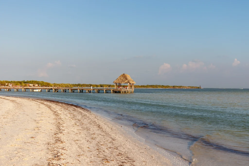 Foto de playa de Holbox, con muelle al fondo.