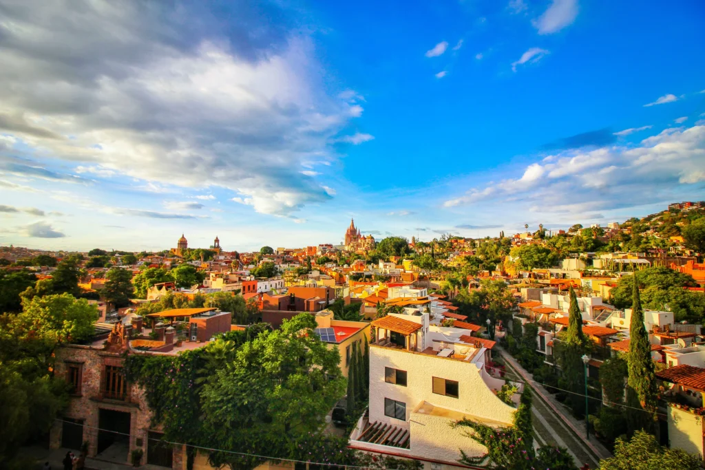 Foto del horizonte de San Miguel de Allende en un día soleado.