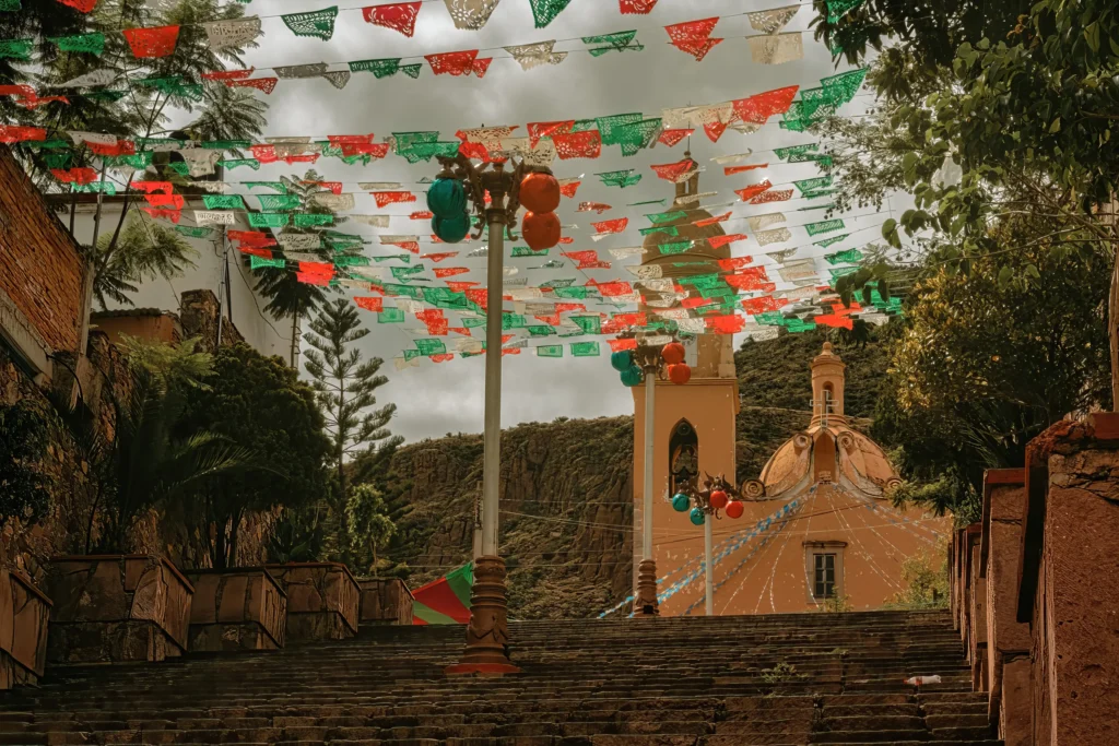 Foto de Real de Catorce con decoraciones.