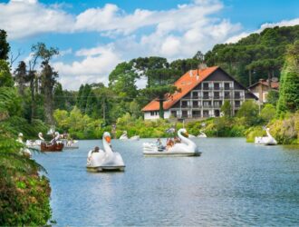 pedalinhos no lago negro em gramado rio grande do sul