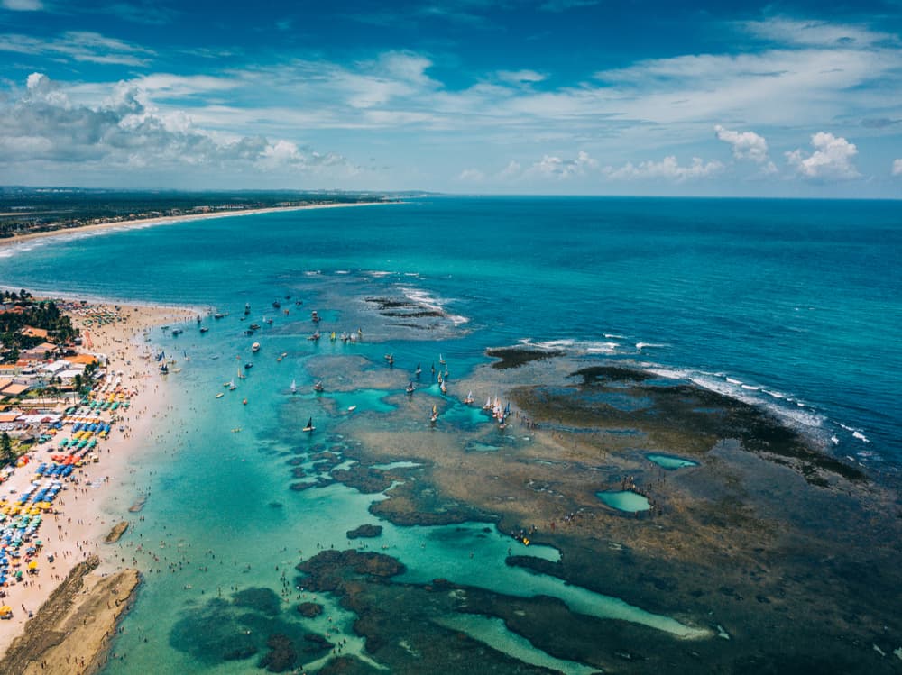 vista aérea da praia de porto de galinhas e seus arrecifes