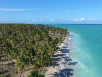 vista aérea da praia de antunes em maragogi