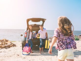 família em viagem de carro no verão