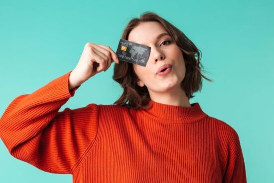 mujer com tarjeta de crédito