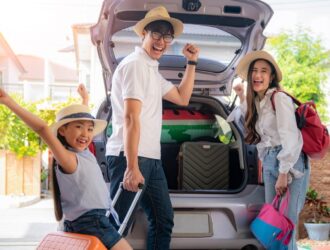 família animada colocando malas dentro do carro para viajar